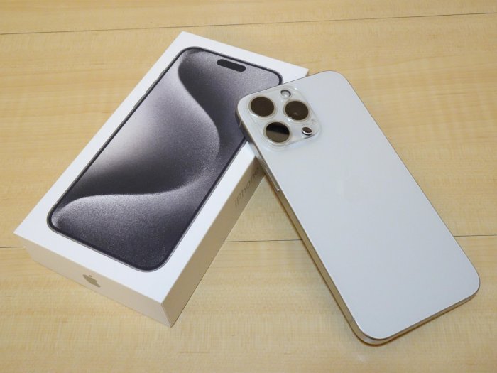 Apple iPhone 15 Pro Max 256GB 白色鈦金屬 原盒裝附線 保護貼已貼 贈三款手機殼 二手已過保