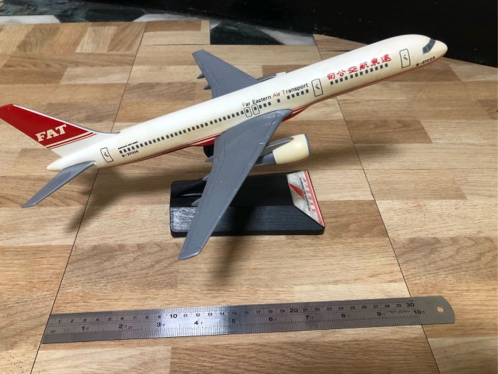 B757-200 FAT 1/400ダイキャストモデル　遠東航空　展示ケース付き B757-200 FAT 1/400ダイキャストモデル 展示ケース付き