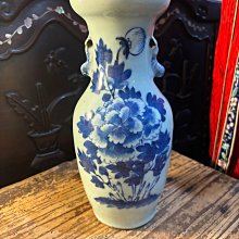 清代豆青釉青花牡丹獅耳小花瓶完整開門正老件。青花古瓷花瓶豆青釉牡丹