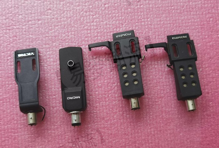 原裝黑膠唱架，都是原裝日本黑膠唱機拆下 1號：勝利，無提手、唱頭線，150元 2號：美歌，無提手、唱頭線，200元 3、4號：先【易麥潮流】