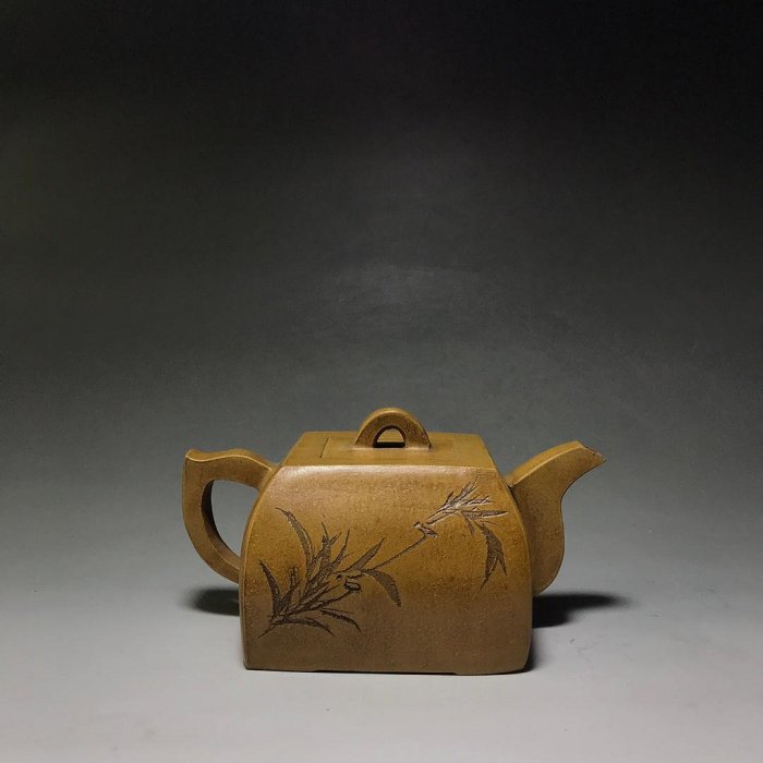 珍藏紫砂壺品茗：鼓腹四方壺底款：乾隆御制材質：紫砂容量：330cc 出水