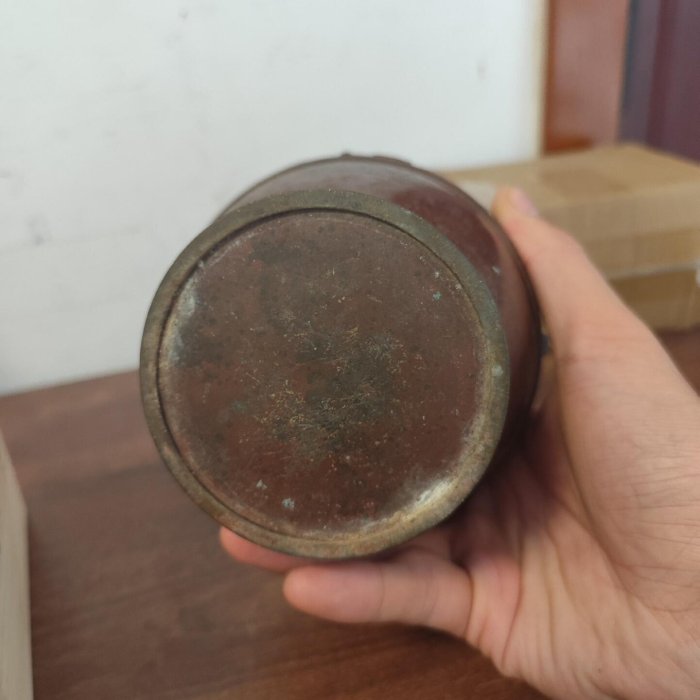 嚴選日本鑄銅饕餮回字紋花瓶，高度約18公分，典雅小品收藏，附原木盒