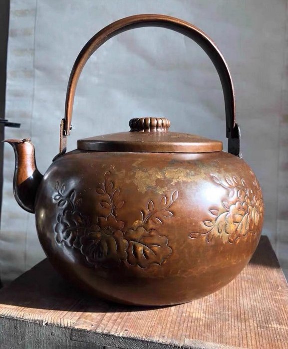 日本早期手工鏨刻草花紋老銅壺水注整體品相保存完好無損傷，畫面精美