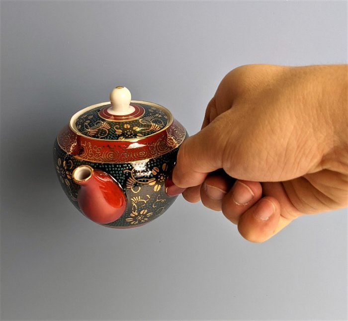 美品】九谷焼 花瓶 洋山造 金彩 青粒鉄仙唐草文 25cm 共箱付き 【公式