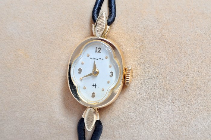 《寶萊精品》Hamilton 漢密爾頓金白心型女子錶