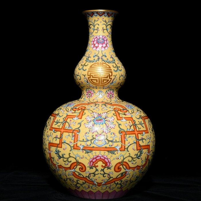 清乾隆黃地洋彩錦上添花萬壽連延圖長頸葫蘆瓶，高40.5cm直徑25cm50798