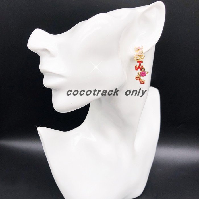 現貨熱銷-Vivienne Westwood 全新滿鉆長條字母不對稱耳環 帶標耳飾配飾