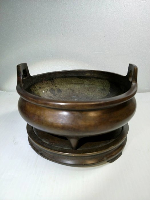 頂天- 大明宣德年製款朝天耳帶座銅爐尺寸:高6含耳8.2口徑寬15高6cm 重