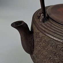 橋本辰敏手工打造日本老壺，龜甲地紋鐵瓶，未使用附原箱高20.4cm 釜師