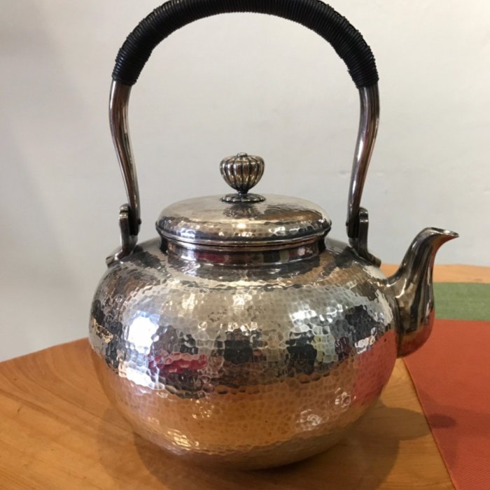 小振 純銀 羽田造 槌目 砲口 銀瓶 桐箱付 茶道具 小振 純銀 羽田造 槌目 砲口 銀瓶 桐箱付 茶道具