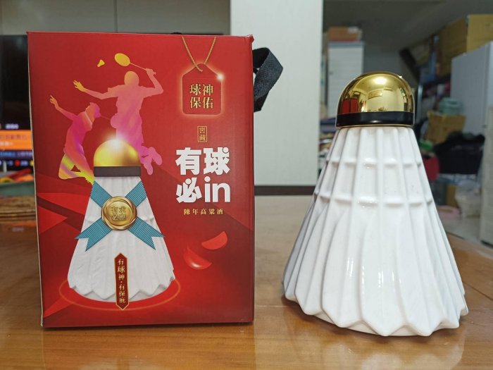 空酒瓶 金門皇家酒廠 有球必in陳年高粱酒 羽球造型高粱酒 空瓶+禮盒 羽球造型酒器 瓷器酒瓶 陶瓷酒瓶 麟洋配羽球金牌 1140401