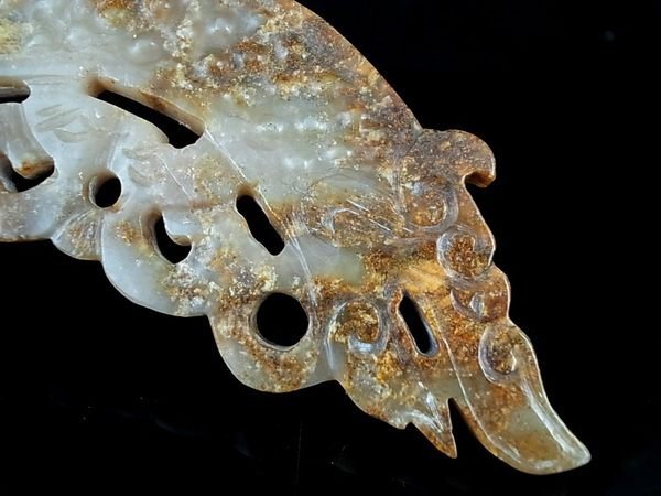 高古玉-老白玉穀紋鈣化~雙龍玉璜~漢戰古玉，值得細細品味、玩賞，早期