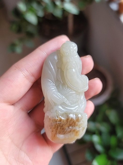 推薦收藏！蘇工大師李傑打造的白玉籽料關公安慶手把件，秋梨皮肌理美細膩，重量恰到好處，是玉雕藝術之選。