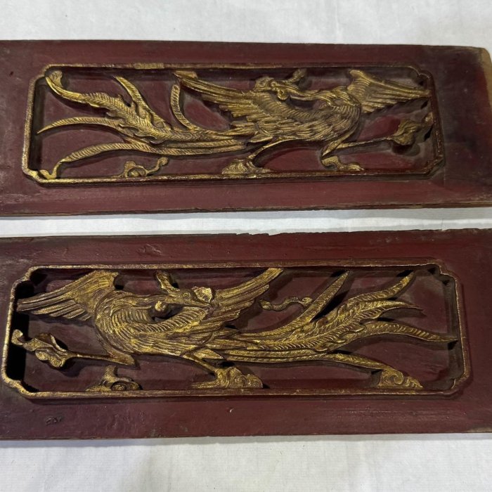 鴛鴦彫金板額飾。美品。秀鳳作。昭和-平成時代。精緻。自家藏出。 清代鳳凰木雕珍藏，朱漆鎏金工藝，雕工細膩精緻，呈現栩栩如生鳳鳥，具