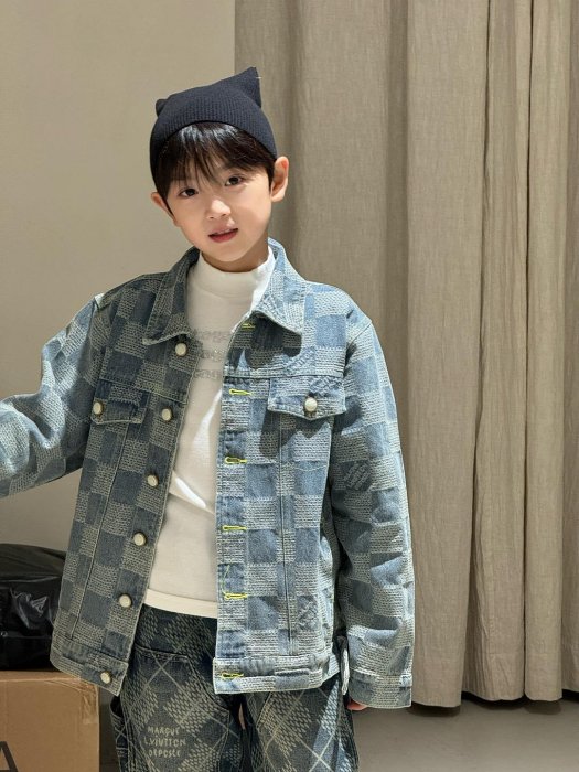 棋盤格提花牛仔外套 組合混搭，都能輕松演繹個性風格 沈穩的牛仔藍色上，織入精巧的LV棋盤格老花提花，自有光芒