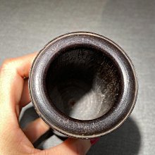 清代紫檀木筆筒，一木整挖而成，造型規整，口沿起線設計，腰微束顯得俐