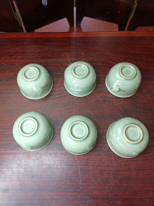 嚴選韓國當代鬼才申向浩創作的高麗青瓷杯，日式設計融入獨特工藝。杯體