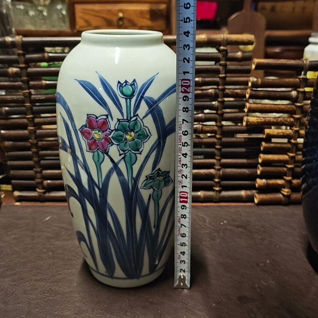 有田焼 琥山窯 白磁 草花彫 辰砂 19.5cm 花瓶 華壺