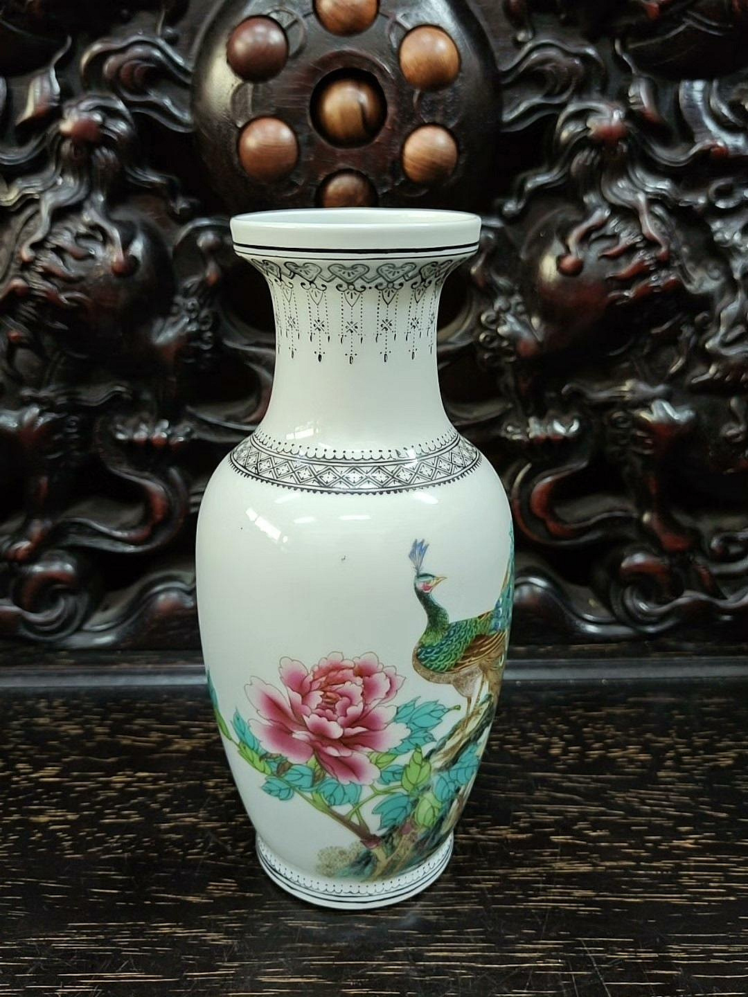 景德鎮粉彩花鳥瓷瓶，高20公分，白瓷胎體，手工繪製粉彩牡丹，工藝細膩