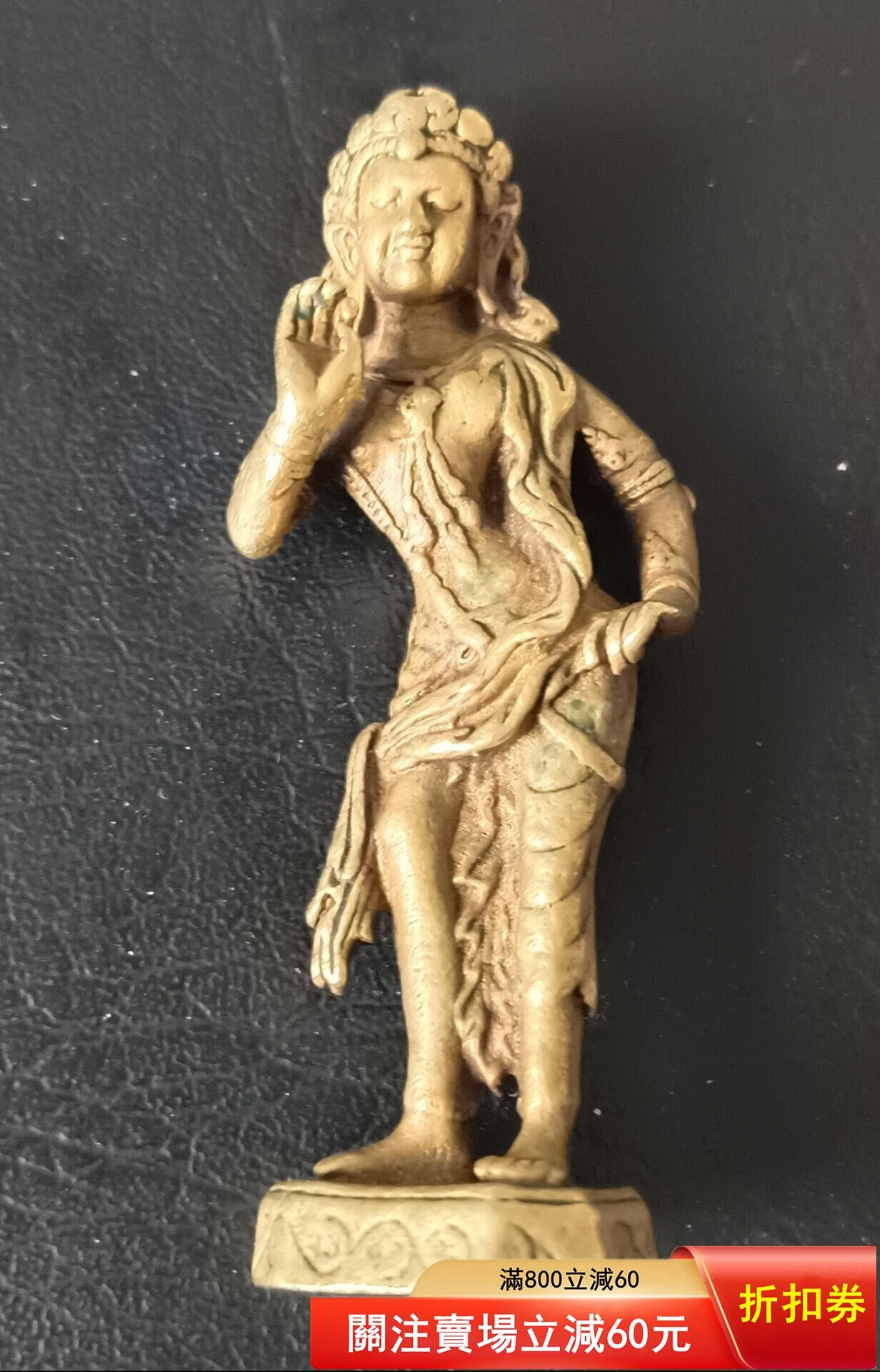 藏區黃銅小佛像，高7.9厘米，銅質材質。佛像造型精美，衣紋流暢，面部