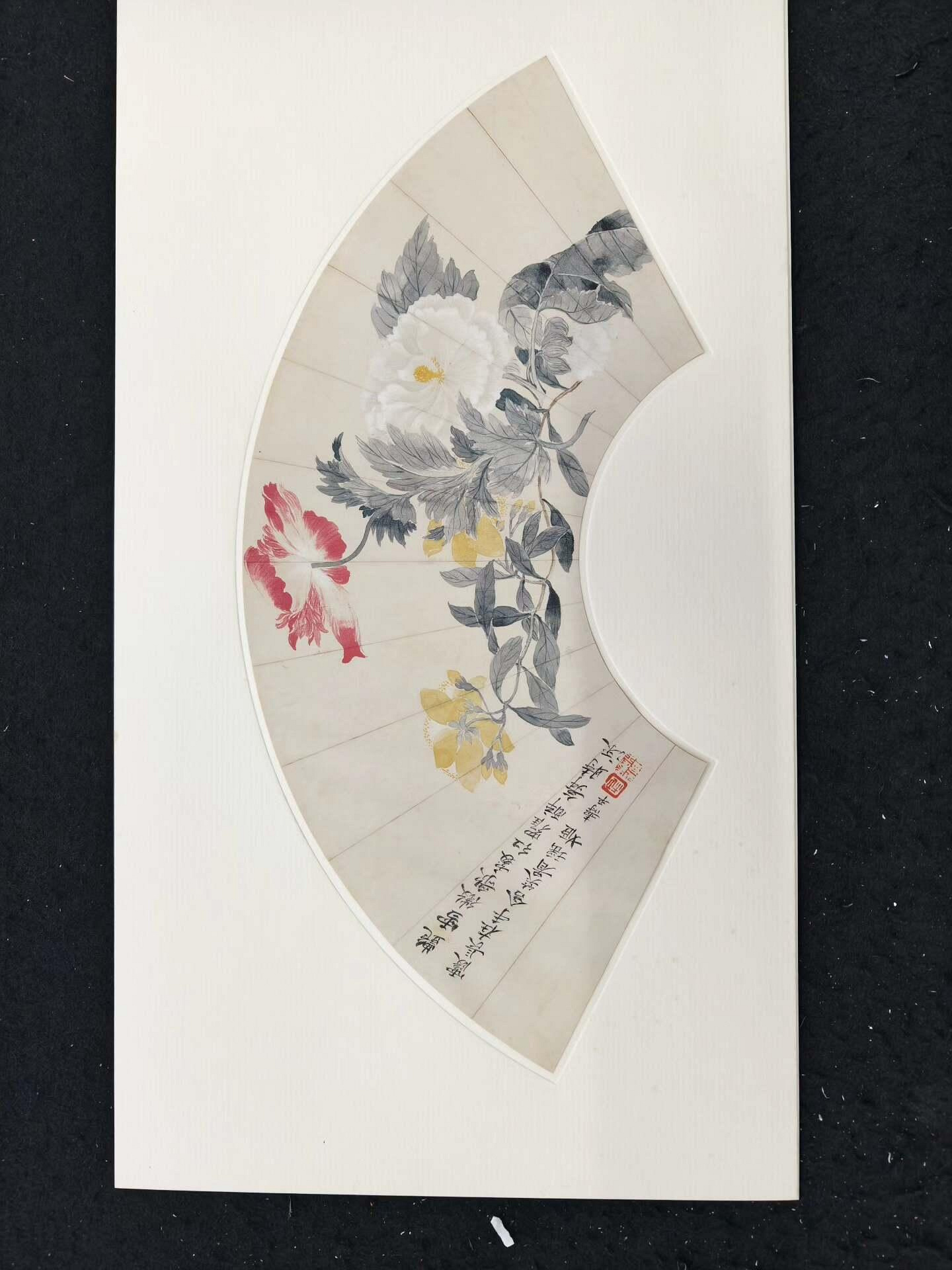二玄社 「明清花鳥扇面」12枚揃い   未使用品 嚴選二玄社明清花鳥扇面12張全冊頁，印刷精緻色彩鮮豔，收藏與裝飾皆宜