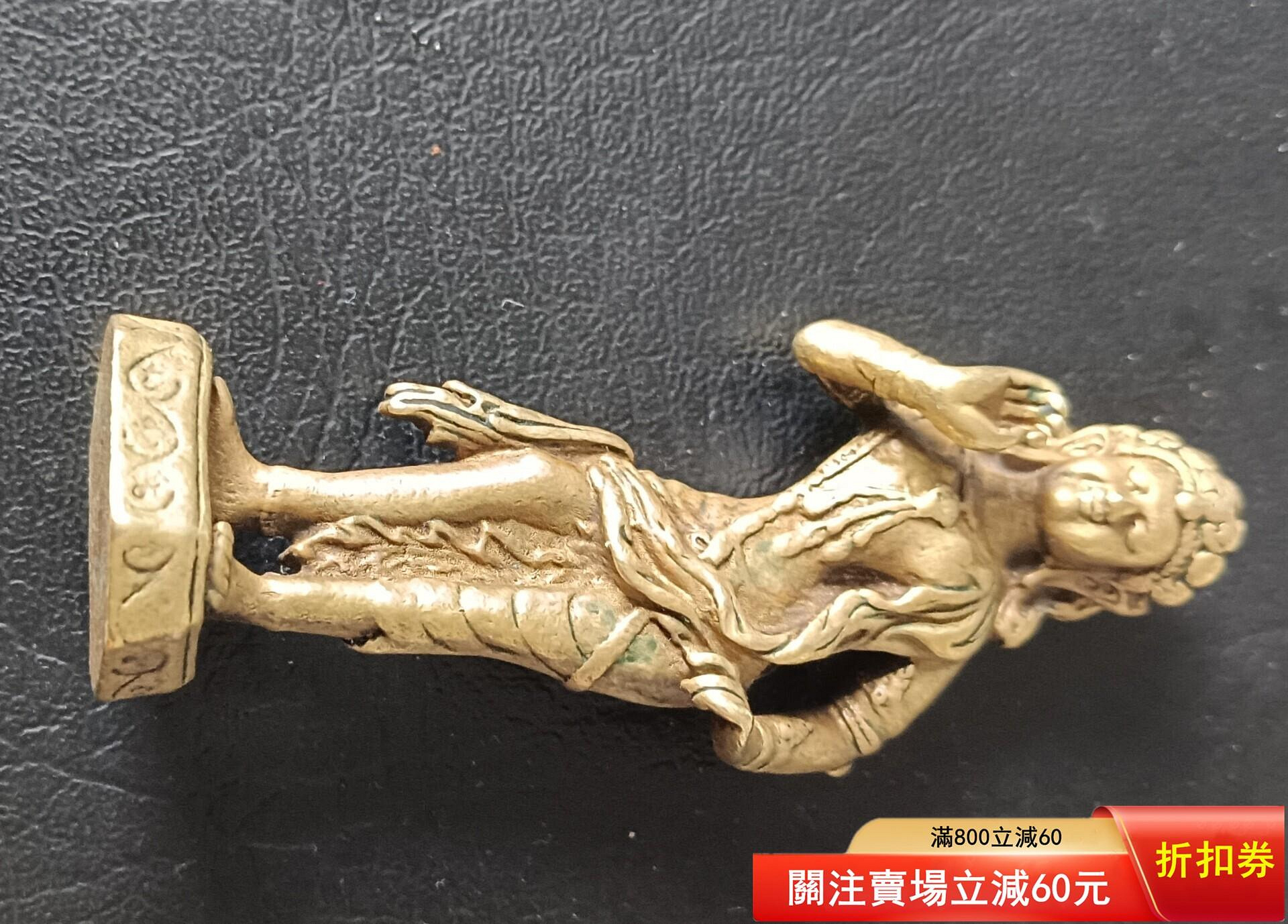 藏區黃銅小佛像，高7.9厘米，銅質材質。佛像造型精美，衣紋流暢，面部