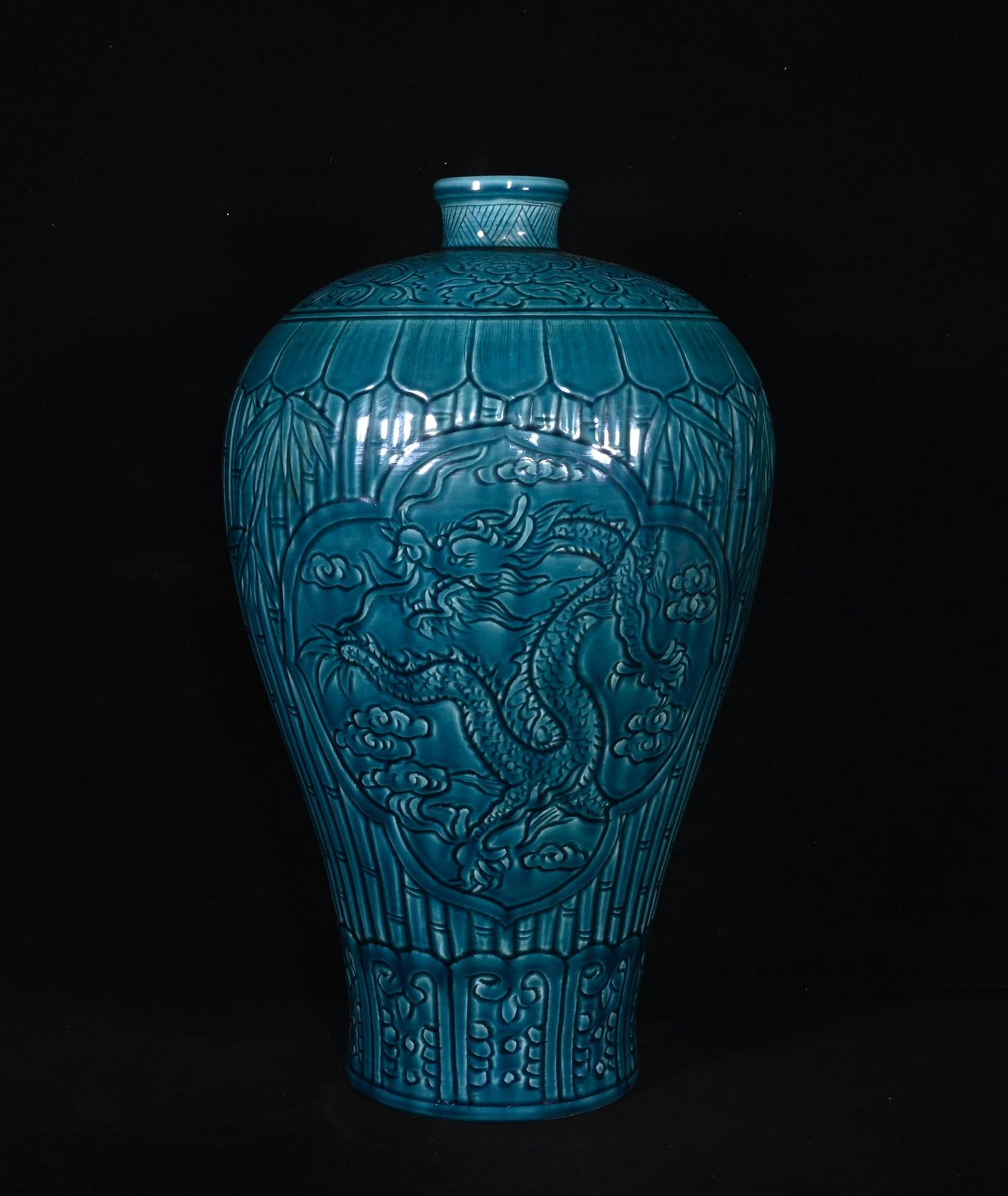 清乾隆年制孔雀藍釉雕刻竹龍紋梅瓶，高38×23厘米??120017530禦窯