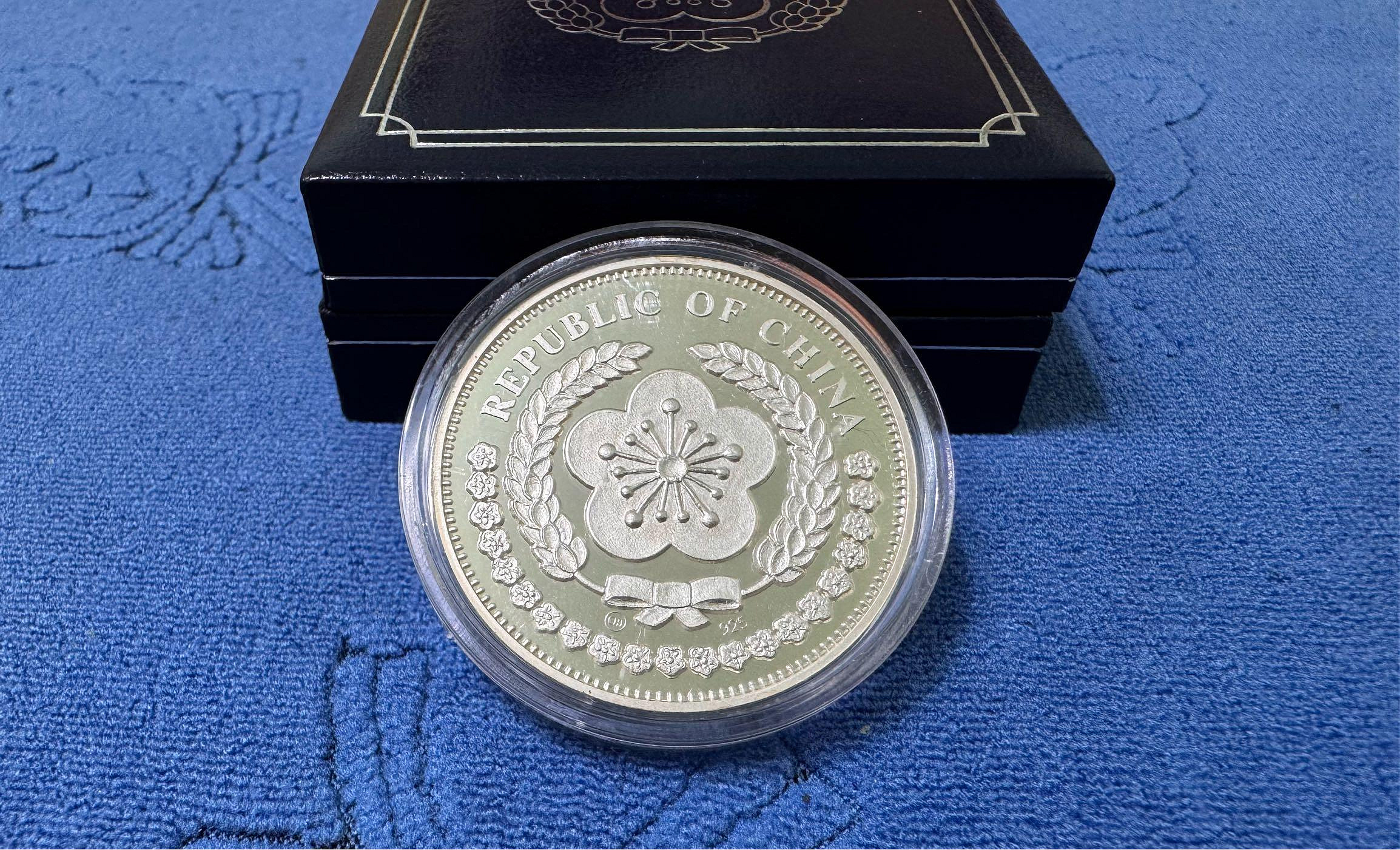 西元1993年發行，梅花癸酉- 雞年生肖紀念銀章，重31.1克，銀925，附原