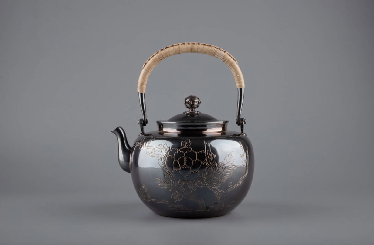 純銀製 竹梅牡丹毛彫 南鐐望月形湯沸 銀瓶 煎茶道具 0e1e841b-968b-46df-b965-