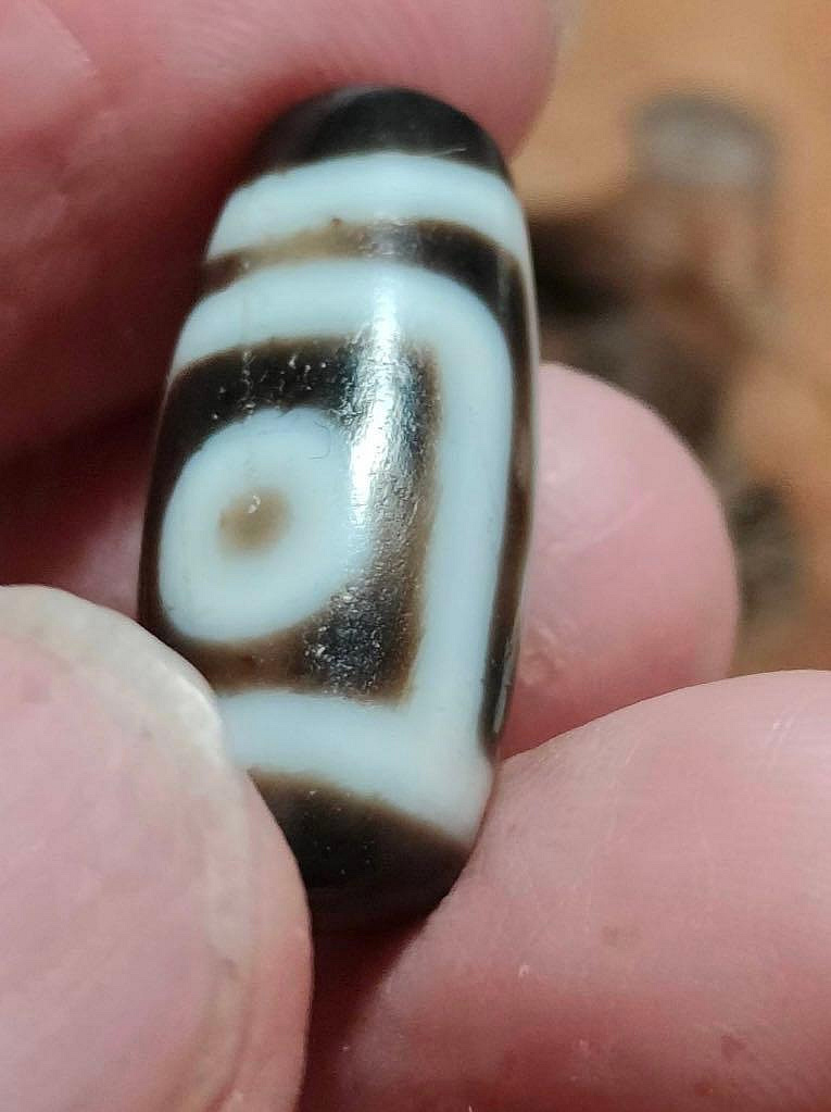 地門二眼天珠. （非火供地埋避邪招財老瑪瑙藥師珠千年天鐵和田和闐玉