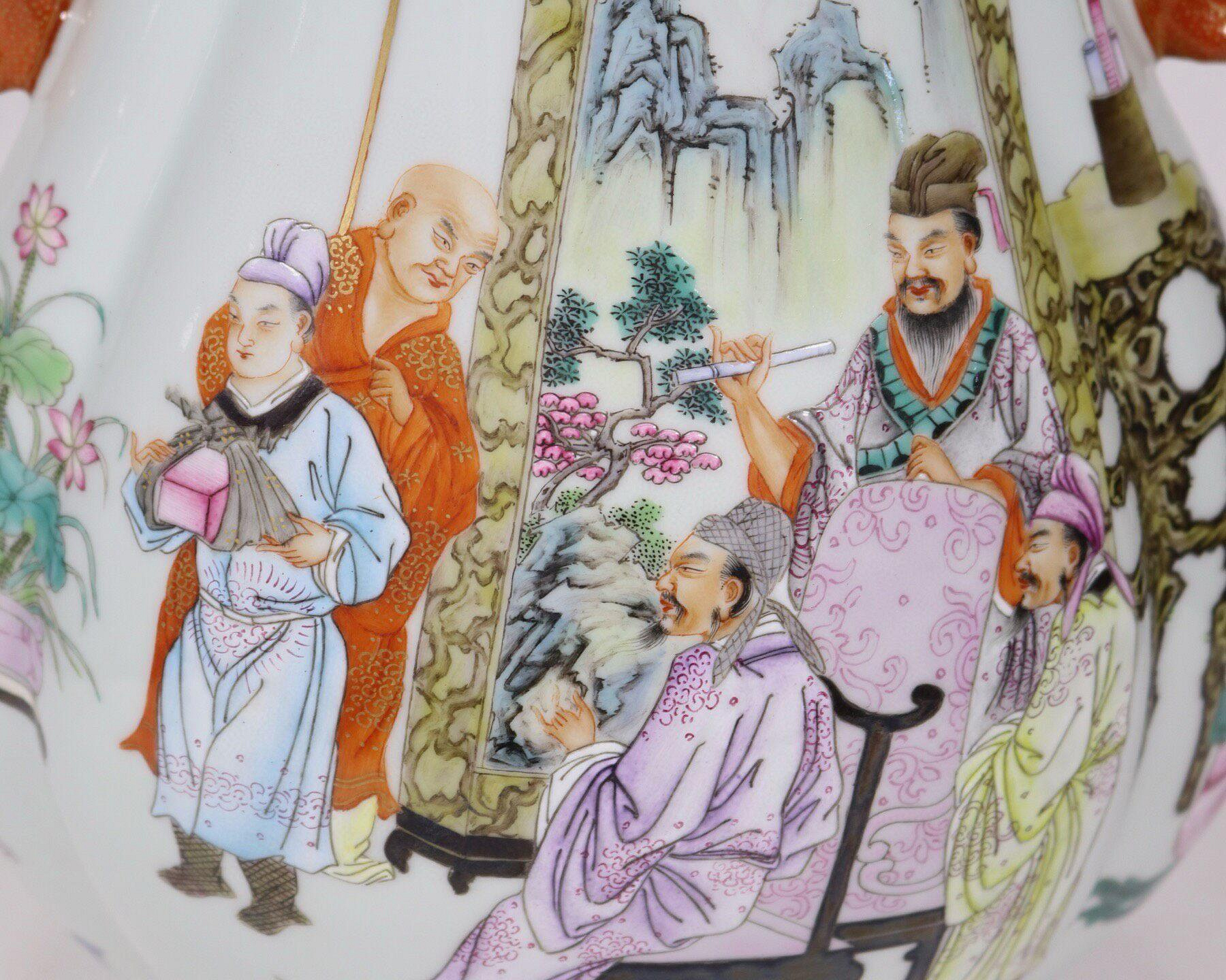 可議價清乾隆年制粉彩人物詩文雙耳尊瓶，高37厘米，肚寬25厘米。白瓷胎