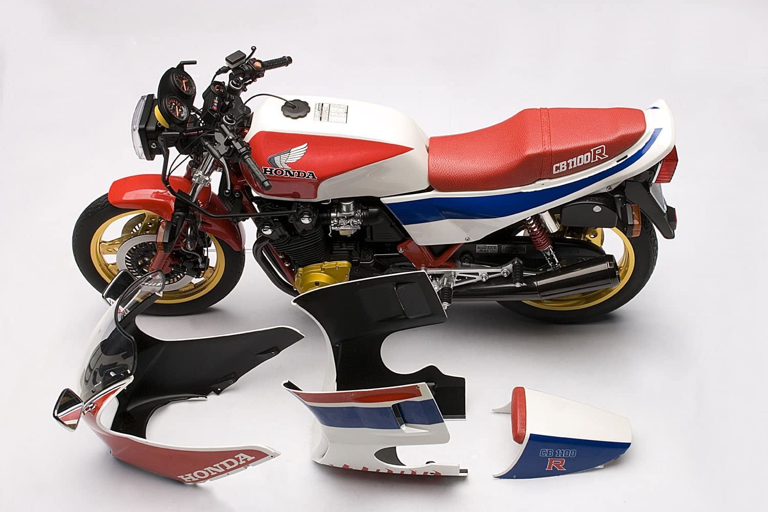 八田元氣小棧: 全新日版AUTOart scale size 1/6 HONDA CB1100R (RD