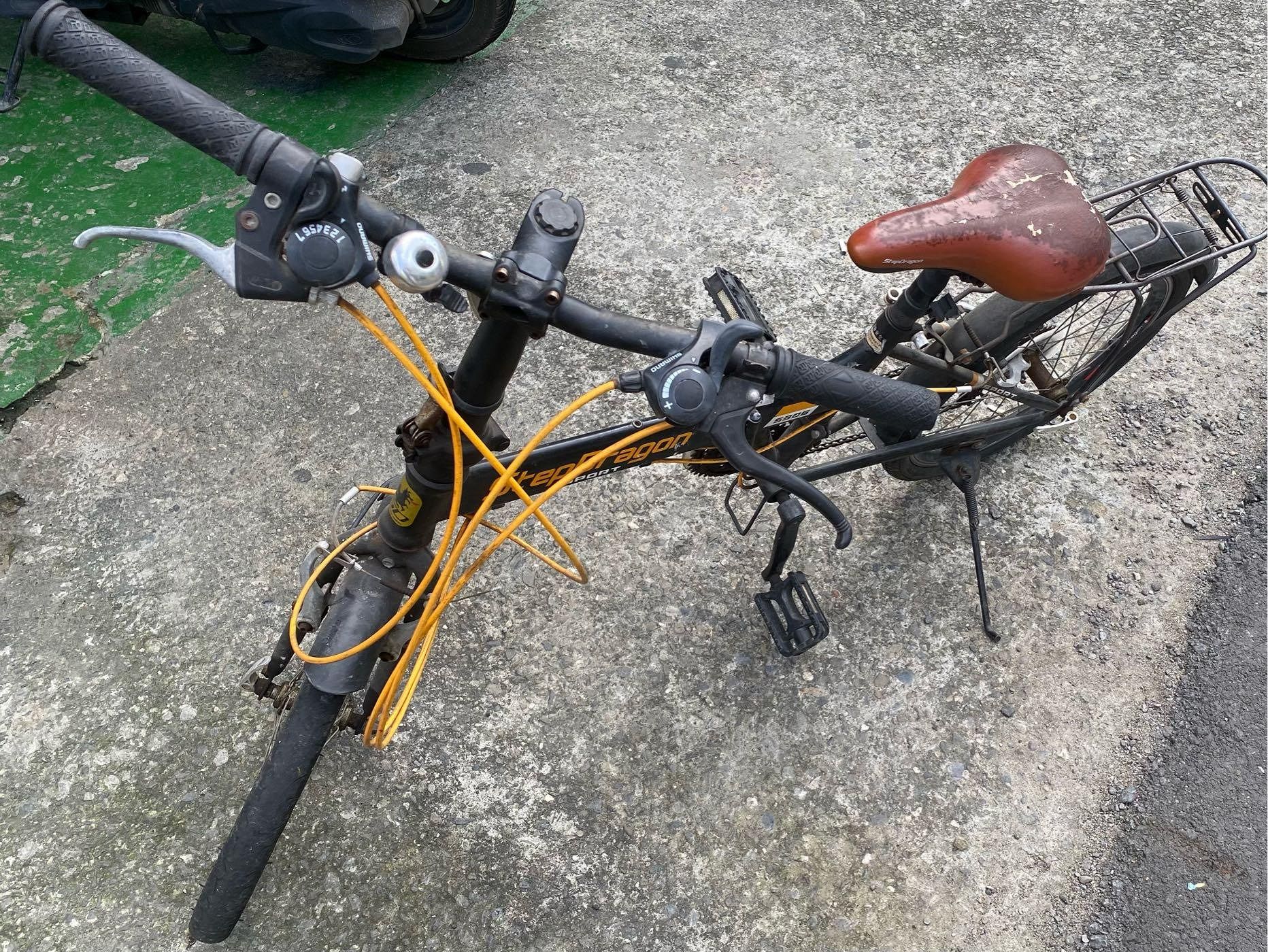 史特龍品牌的二手腳踏車一台  目前知道的是龍頭會搖，車況沒有很好  輪胎快沒皮了要換，已反映在價格上