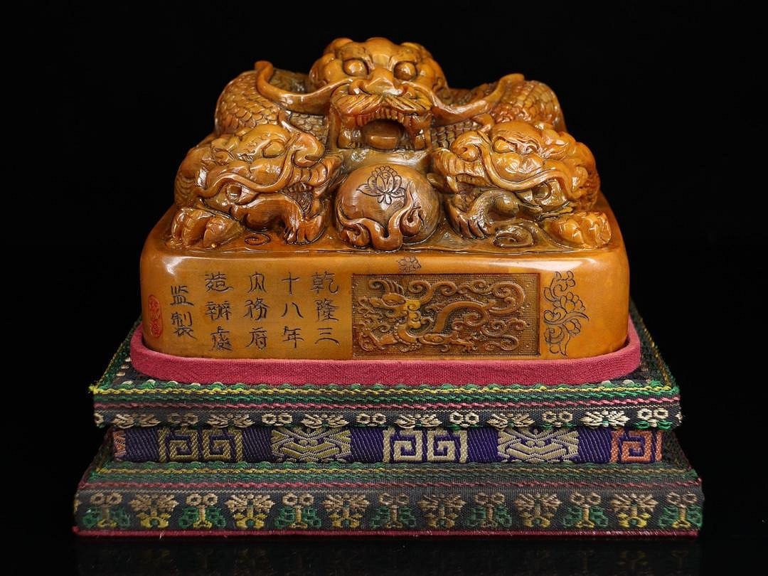 珍藏品乾隆三十八年內務府造辦處製，壽山石田黃石雕刻龍印章擺