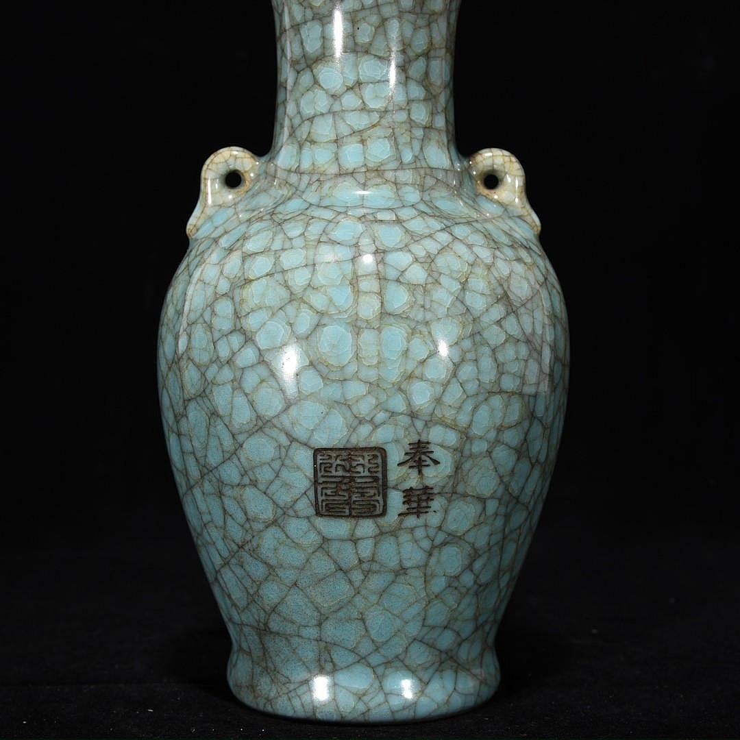 宋官窯冰裂紋包口刻詩文盤口瓶，高24釐米，直徑11釐米，2004619 建窯