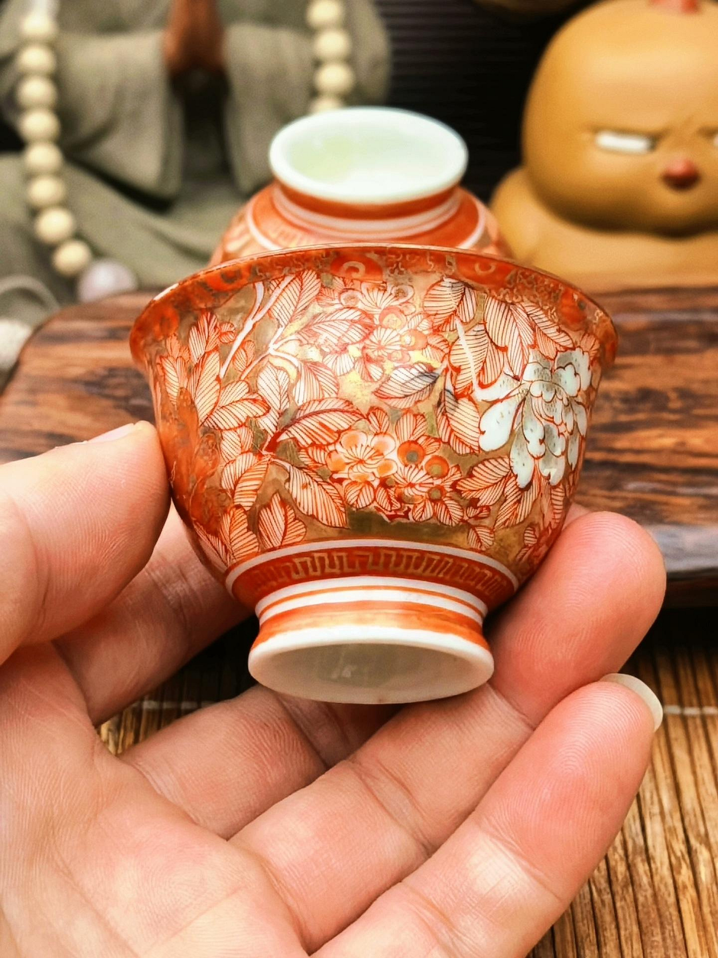 明治九谷赤繪金彩牡丹紋瓷杯，兩只成對，手工精細繪製，表面有天然瑕疵