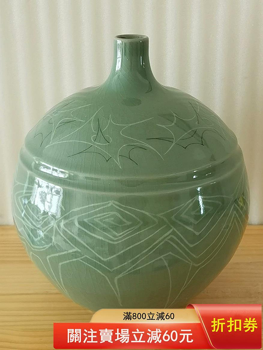 韓國高麗青瓷花瓶，韓國著名陶藝作家黃鐘九作品。 一只手工制作天青色