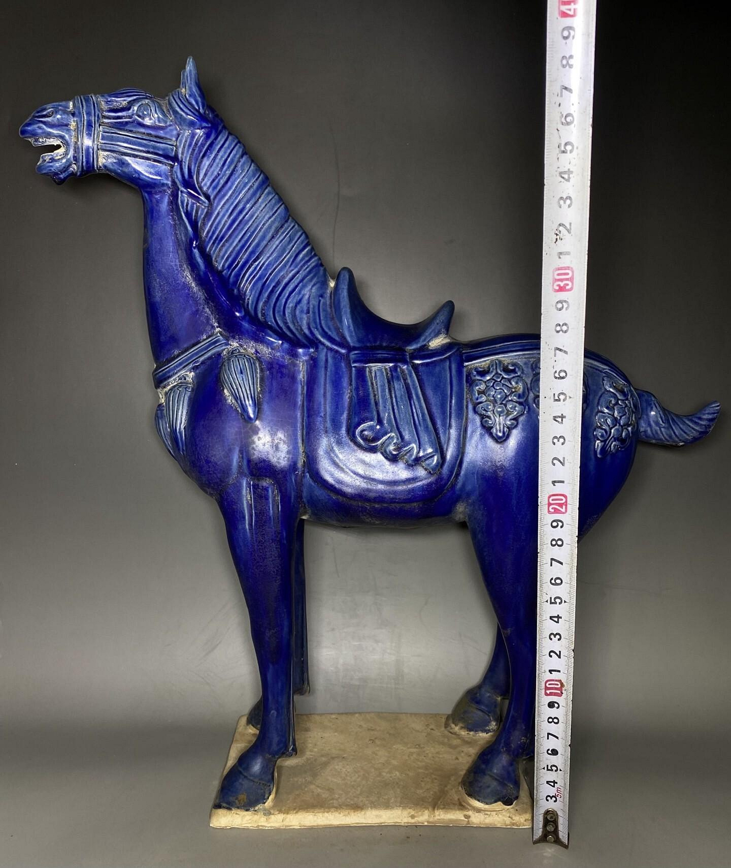鈷藍釉唐三彩馬造型規整，工藝精細，品相完好，釉色溫潤，甚為難得，實