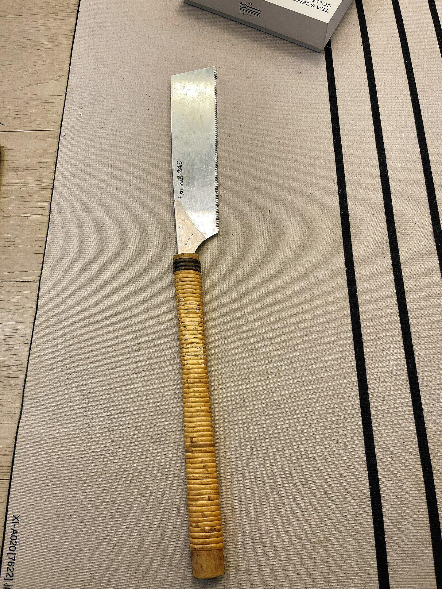 日本回流玉鳥夾背鋸，藤條纏繞木柄，鋸片有字款，具體型號見圖整體保存還，有使用痕跡，鋸齒鋒利，適合木工【二手】2792