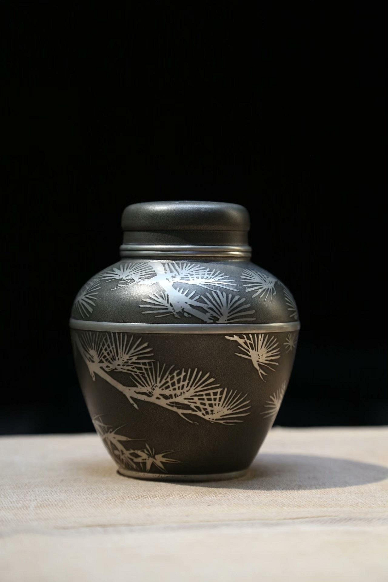 嚴選日本中古茶葉罐，乾茂號錫制松竹梅紋罐，密封性好，錫質優良，修復