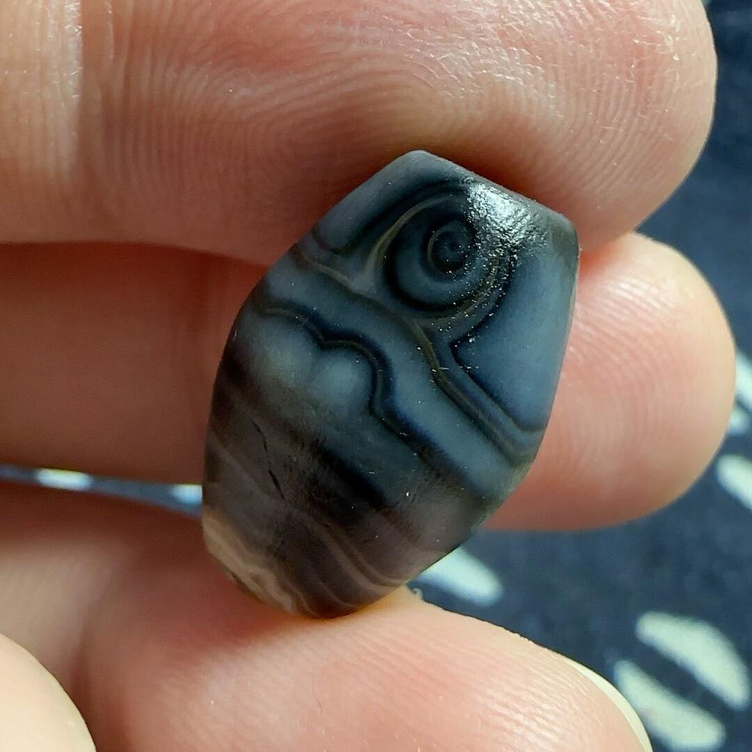 嚴選天然藍沁纏絲瑪瑙天珠，油潤質感搭配磨砂面，尺寸29×13.5mm。天珠