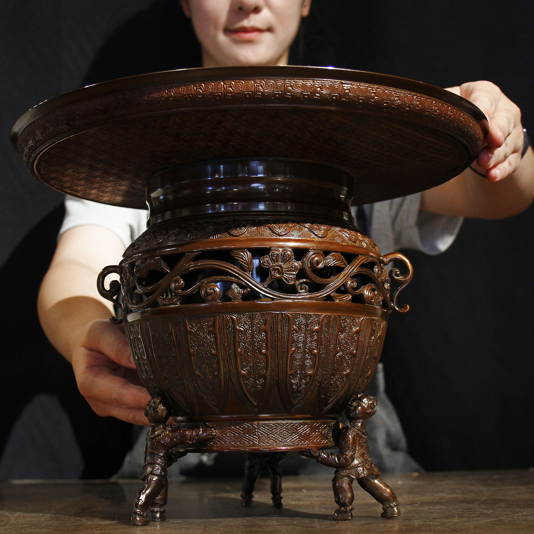 桑園の】日本鑄物唐子薄端陵山8.2kg 透雕唐草鑄銅花器超美珍品