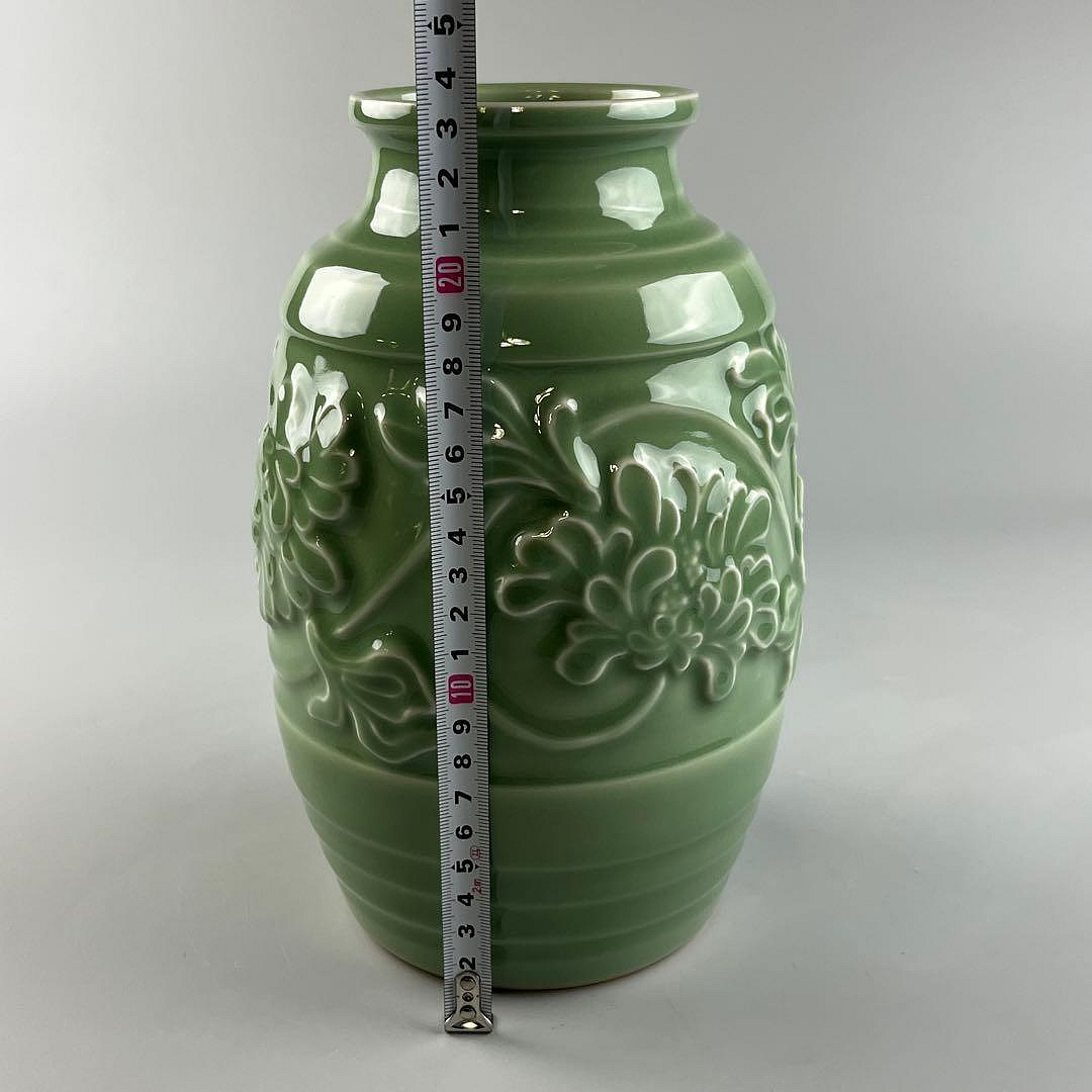 天龍寺 加藤溪山 青瓷 P639｜骨董店 共箱 花瓶 牡丹唐草彫刻 龍耳不遊環 天龍寺青磁 加藤渓山 共箱 壺 花瓶 古美術 陶磁器 青磁 青釉 工芸品