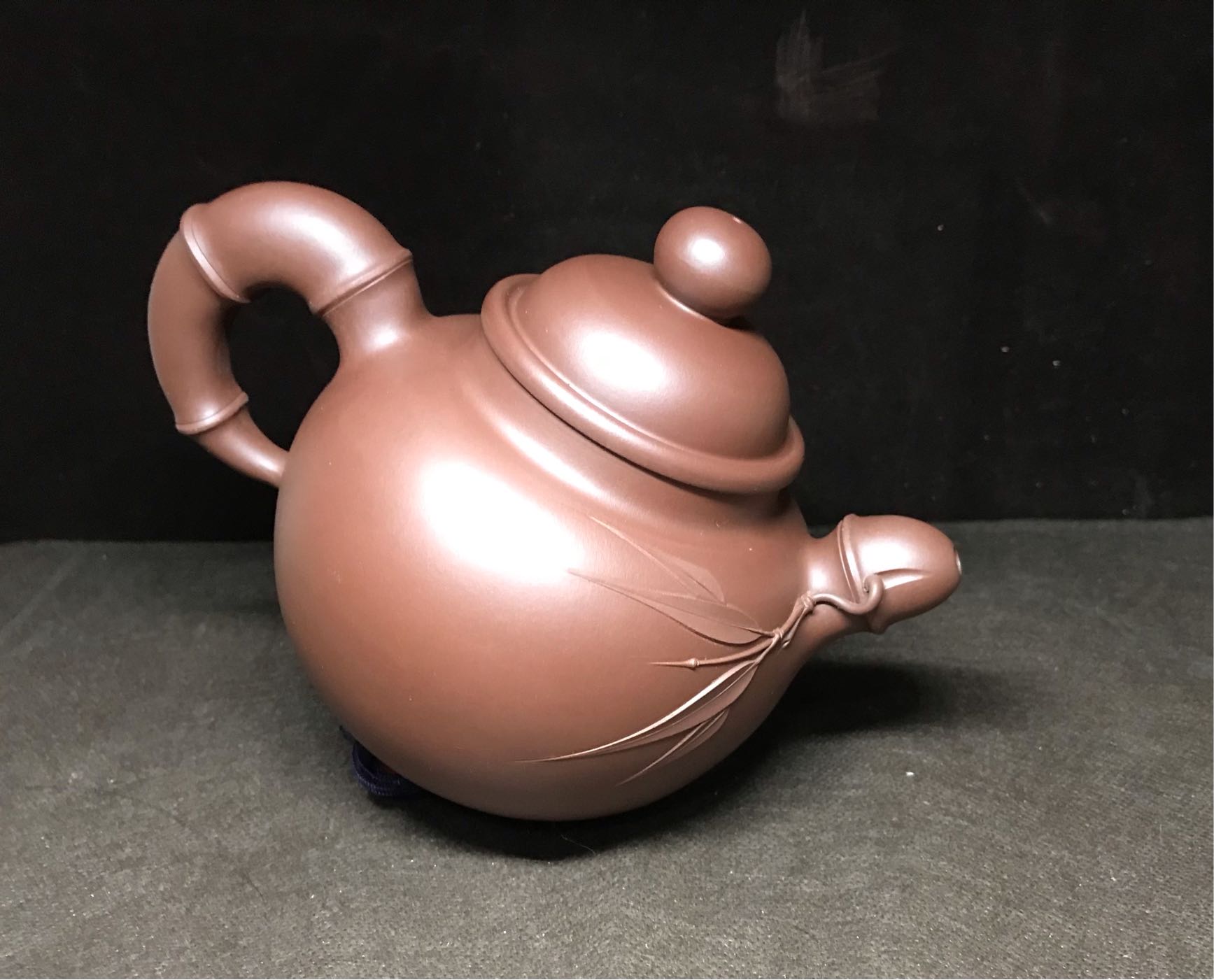 紫砂又一傳奇.制壺有獨特設計.其「壺形」統稱：何派.何流.這把1998年制