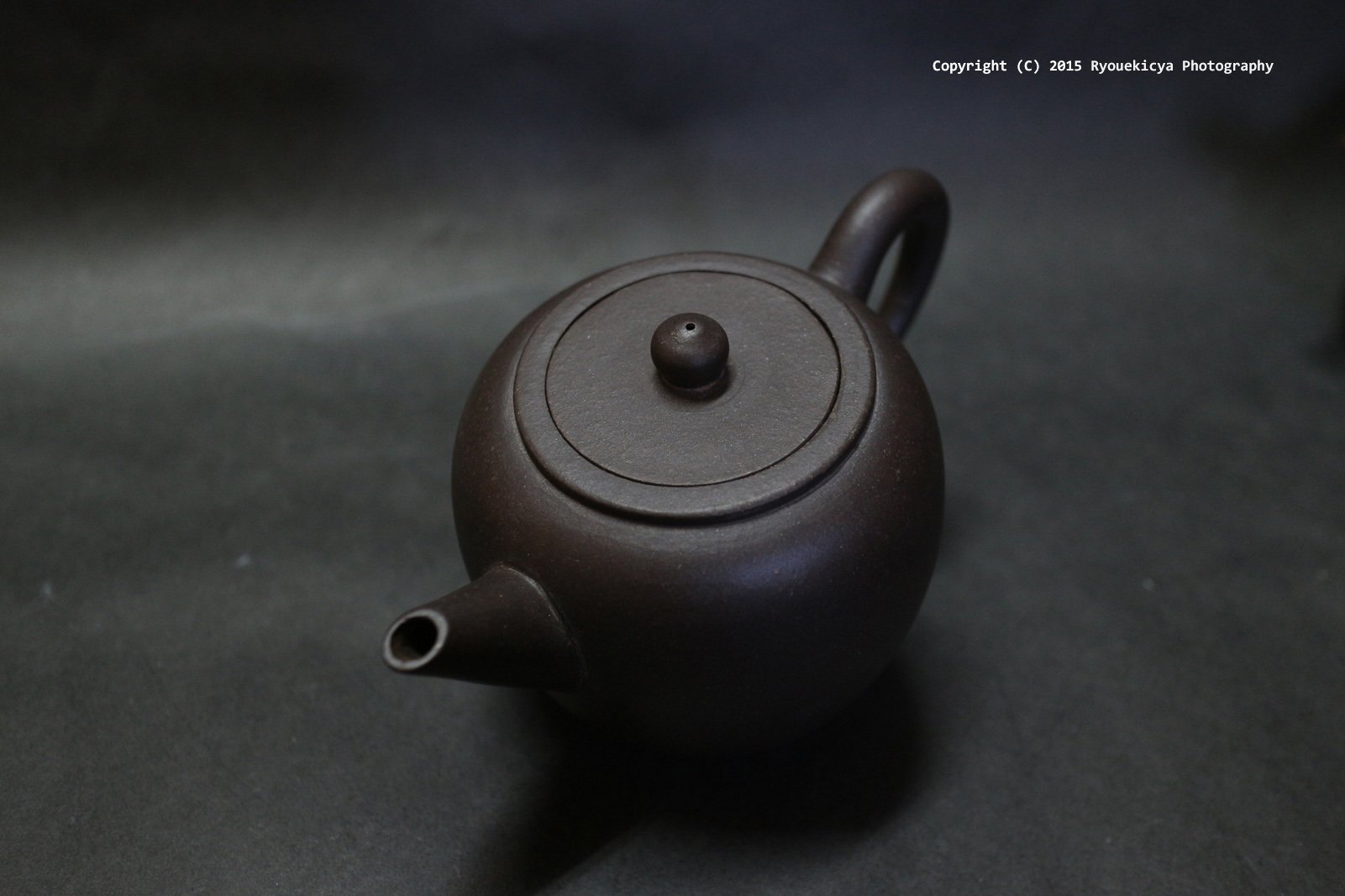 中国壺 A metal-mounted yixing red stoneware teapot, Qing dynasty