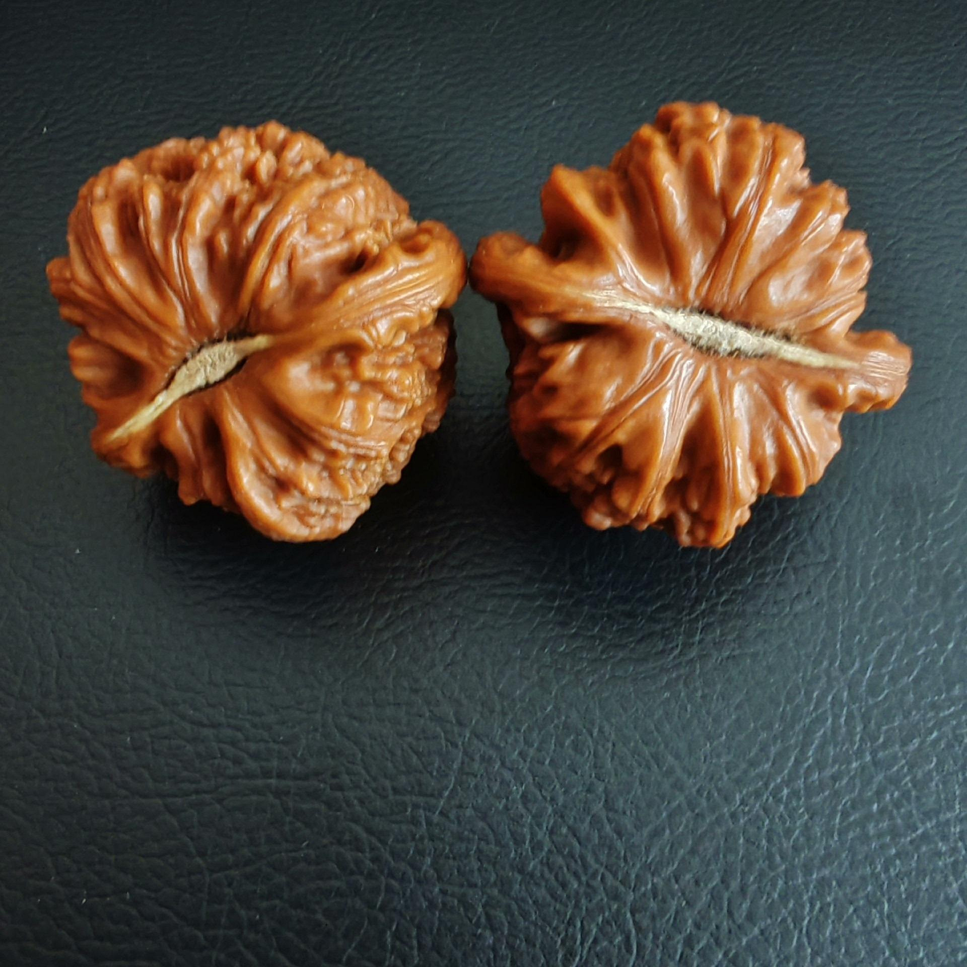 實屬難得的文玩核桃，大尺寸正三角白全品，糖三角，尺寸43.2mmmmmm，已