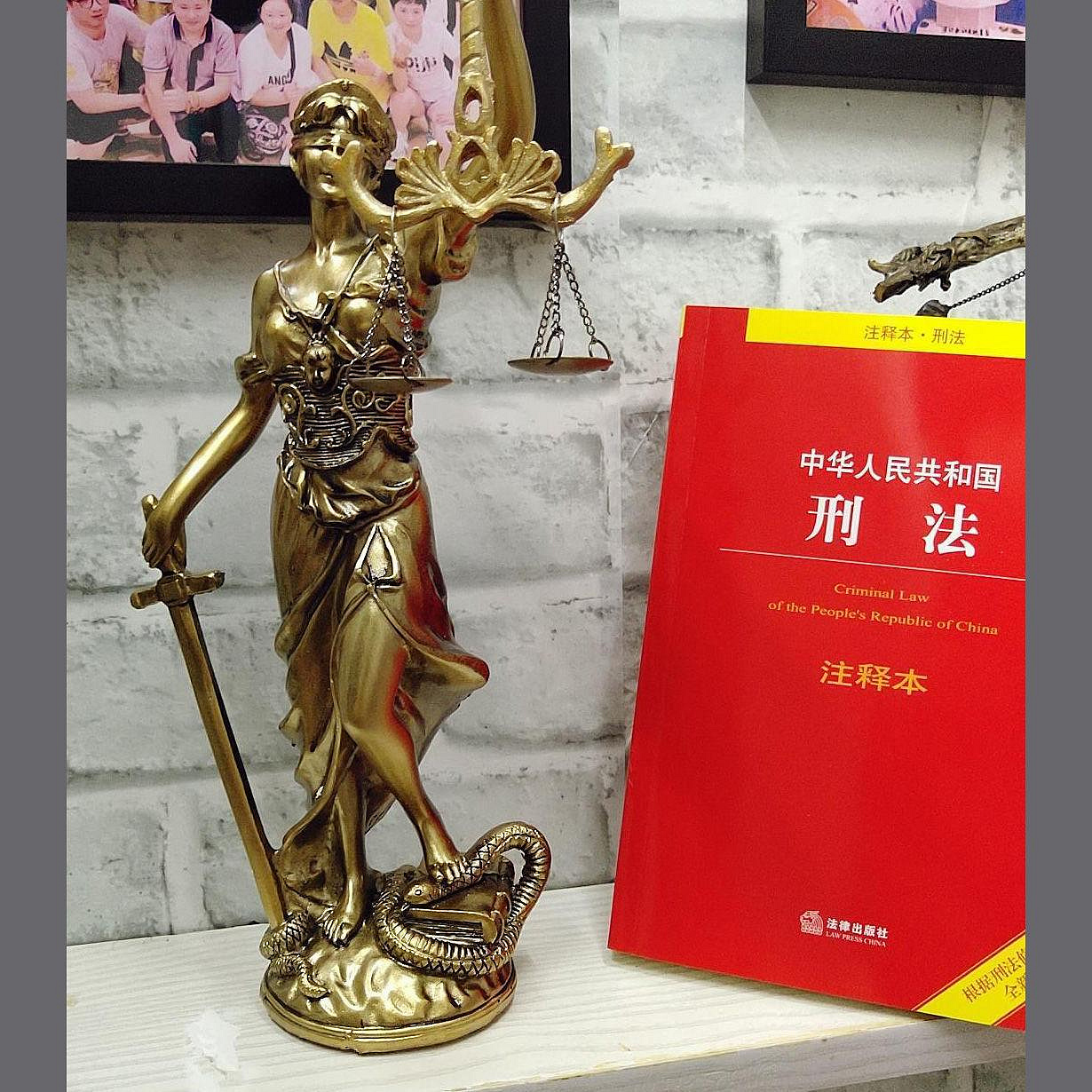 司法正義女神忒彌斯阿基米德雕像雕塑律師辦公室書房天平秤擺件~特價| Yahoo拍賣