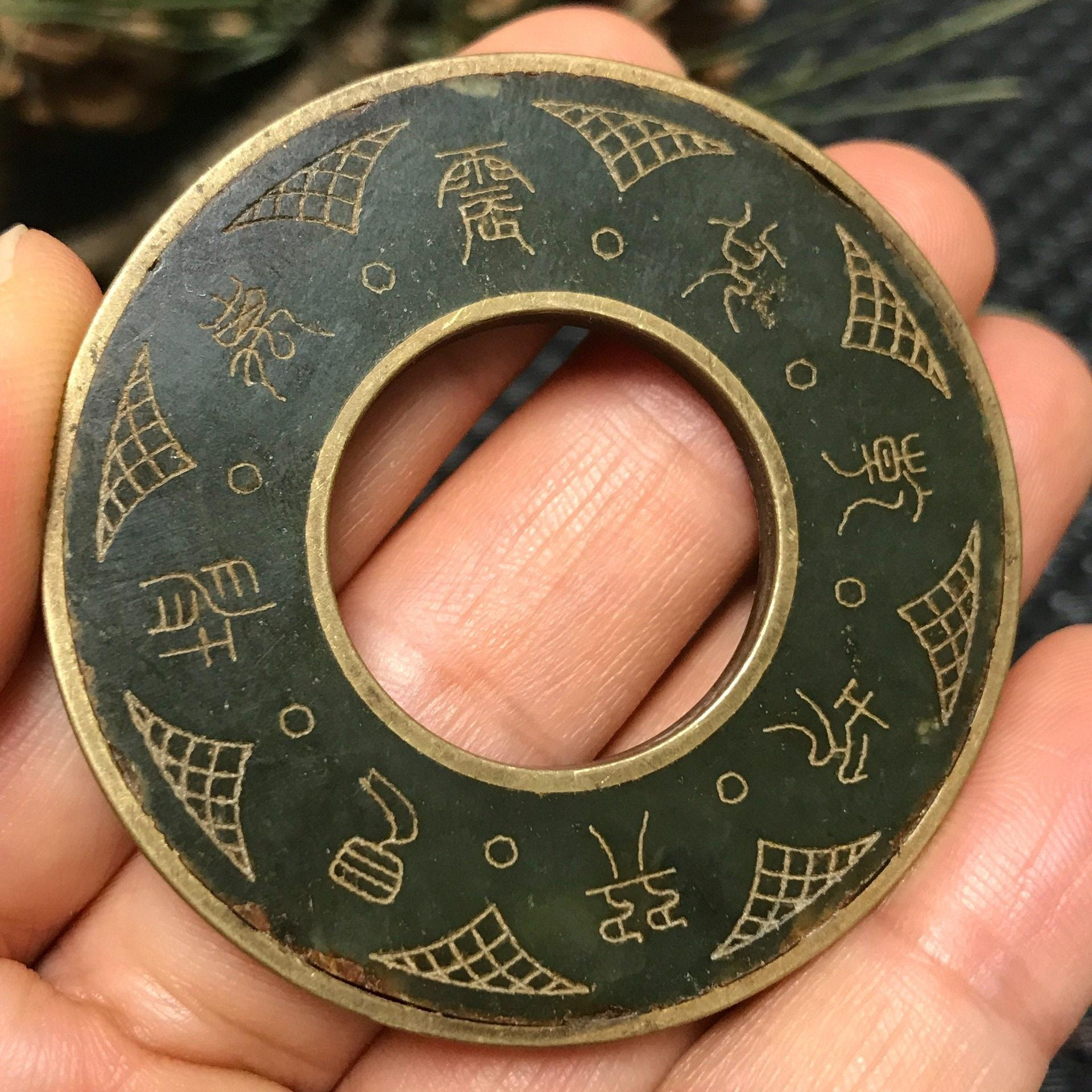 嚴選古董和田青玉壁形平安牌，手工銅鑲嵌，重量19.1克。年代久遠，品相