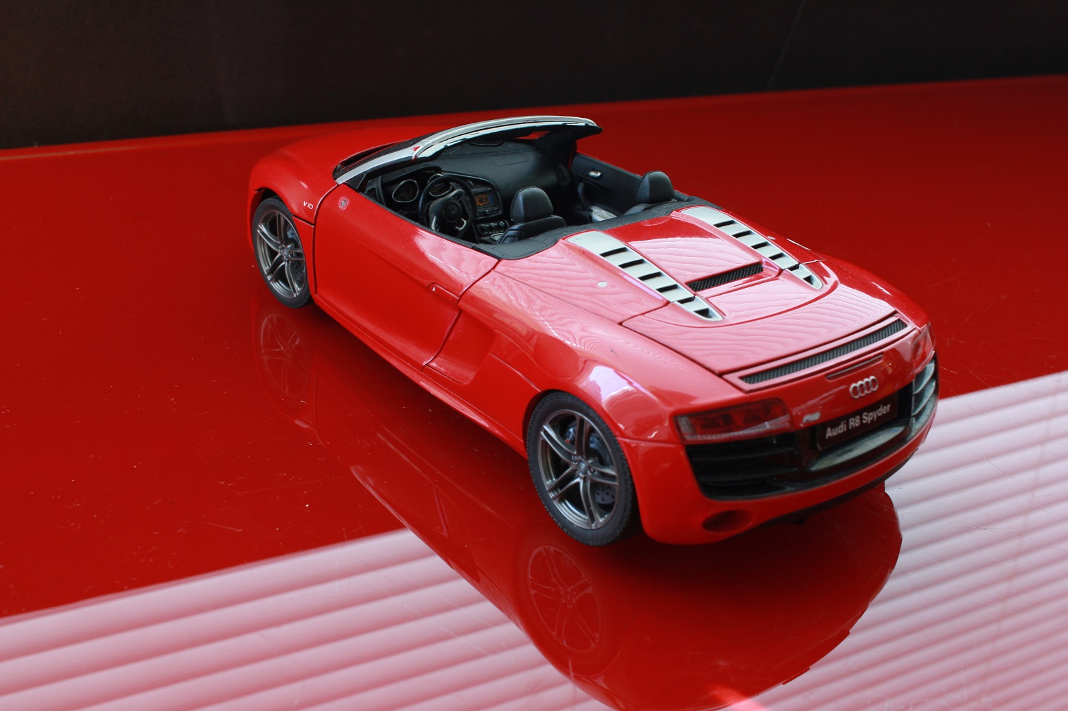 KYOSHO 1:18 奧迪AUDI R8 V10 Spyder 紅色敞篷跑車| Yahoo拍賣