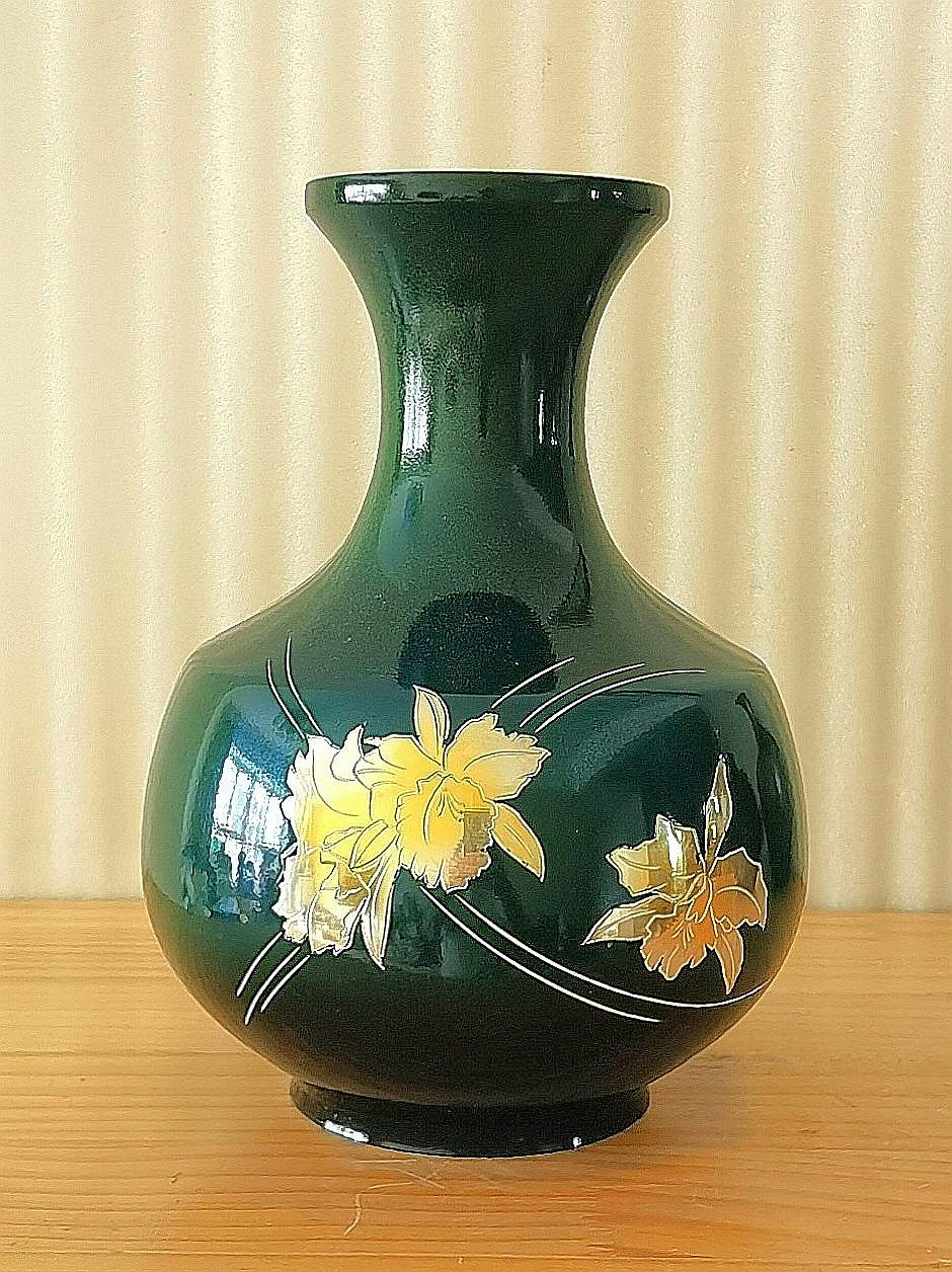 嚴選日本高崗鑄銅花瓶，鏨刻山茶花紋，口徑9.5公分，寬17公分，高24